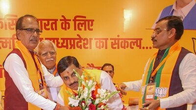 Bhopal: BJP MLA from Ujjain South Mohan Yadav being greeted by Madhya Pradesh CM Shivraj Singh Chouhan, state President VD Sharma and others on his election as the BJP's legislature party leader in Madhya Pradesh, in Bhopal, Monday, Dec. 11, 2023. Yadav will be the next CM of the state. (PTI Photo) (PTI) Bhopal: BJP MLA from Ujjain South Mohan Yadav being greeted by Madhya Pradesh CM Shivraj Singh Chouhan, state President VD Sharma and others on his election as the BJP's legislature party leader in Madhya Pradesh, in Bhopal, Monday, Dec. 11, 2023. Yadav will be the next CM of the state. (PTI Photo) (PTI)
