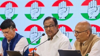Congress leaders P Chidambaram and Abhishek Manu Singhvi during a press conference. (PTI) Congress leaders P Chidambaram and Abhishek Manu Singhvi during a press conference. (PTI)