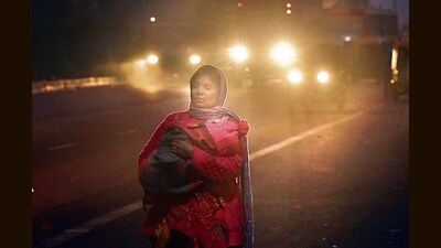 People on a smoggy morning amid rising air pollution level in New Delh on Monday. (Sakib Ali/HT Photo) People on a smoggy morning amid rising air pollution level in New Delh on Monday. (Sakib Ali/HT Photo)