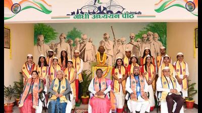 President Droupadi Murmu, U.P. governor Anandiben Patel with meritorious students at 45th MGKV convocation. (HT photo) President Droupadi Murmu, U.P. governor Anandiben Patel with meritorious students at 45th MGKV convocation. (HT photo)