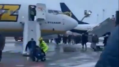 People evacuating from the aircraft at Stockholm (X/FlightMode) People evacuating from the aircraft at Stockholm (X/FlightMode)