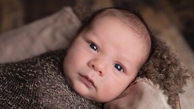 Maintain indoor temperature: Ensure the indoor temperature is comfortable without being overly warm, as excessive warmth can reduce humidity, leading to dryness in your baby's delicate skin. Maintain an indoor temperature ranging from 24°C to 26°C to keep your baby warm and comfortable. (Unsplash)