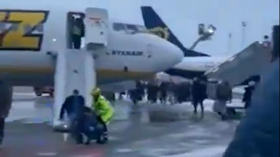 People evacuating from the aircraft at Stockholm (X/FlightMode)