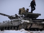 Russia-Ukraine War: Ukrainian soldiers practice on a tank during military training in Ukraine. Russia-Ukraine War: Ukrainian soldiers practice on a tank during military training in Ukraine.