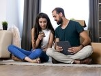Blurring professional and personal space is one of the most visible repercussions of the hybrid work paradigm on couples. (Freepik)
