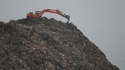 An earth moving machine on the Bandhwari landfill site at Gurugram-Faridabad Road. (Parveen Kumar/HT Photo) An earth moving machine on the Bandhwari landfill site at Gurugram-Faridabad Road. (Parveen Kumar/HT Photo)
