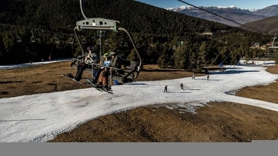 A chair lift transports skiers over dry ground and a narrowed ski run at La Molina ski resort in Girona, Spain. (Bloomberg) A chair lift transports skiers over dry ground and a narrowed ski run at La Molina ski resort in Girona, Spain. (Bloomberg)