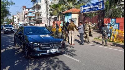 Jharkhand CM Hemant Soren (in the car) passes by the ED office in Ranchi on Tuesday, the day he was summoned by the agency to appear before it for questioning. (ANI)