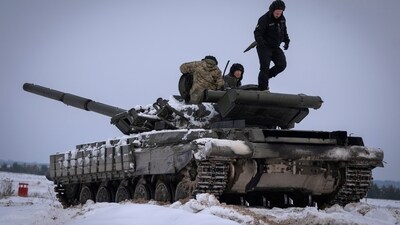 Russia-Ukraine War: Ukrainian soldiers practice on a tank during military training in Ukraine. (AP) Russia-Ukraine War: Ukrainian soldiers practice on a tank during military training in Ukraine. (AP)