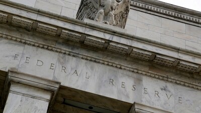 FILE PHOTO: An eagle tops the U.S. Federal Reserve building's facade in Washington, July 31, 2013. REUTERS/Jonathan Ernst/File Photo (REUTERS)