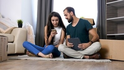 Blurring professional and personal space is one of the most visible repercussions of the hybrid work paradigm on couples. (Freepik)