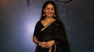 Singer Sunidhi Chauhan also made a presence at Randeep Hooda's wedding reception. She looked stunning in a black saree. Singer Sunidhi Chauhan also made a presence at Randeep Hooda's wedding reception. She looked stunning in a black saree. 