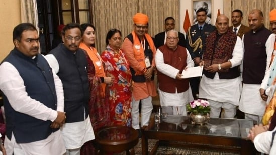 BJP leaders meet Rajasthan governor to stake calim for government formation. BJP leaders meet Rajasthan governor to stake calim for government formation.