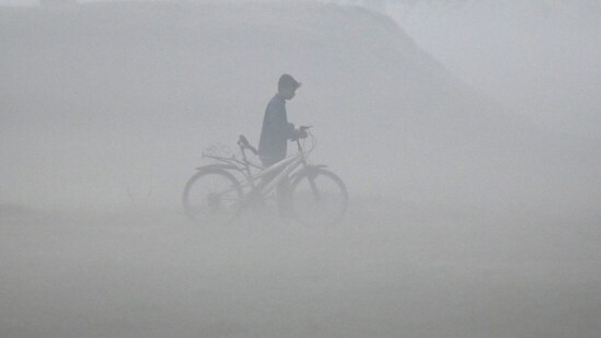 Over the past few days, the national capital has experienced below-normal temperatures. On Saturday, the city recorded a low of 8.5 degrees Celsius, and on Sunday, the minimum temperature dropped further to 8.3 degrees Celsius.&nbsp;(HT Photo/Sunil Ghosh)