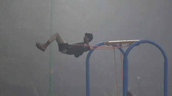 At 4 pm, the 24-hour average Air Quality Index (AQI) for Delhi was recorded at 317.&nbsp;(HT Photo/Sunil Ghosh)