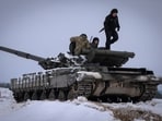 Russia-Ukraine War: Ukrainian soldiers practice on a tank during military training in Ukraine. Russia-Ukraine War: Ukrainian soldiers practice on a tank during military training in Ukraine.
