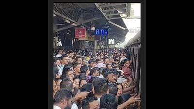 CR to prosecute women commuters for locking door of Karjat-CSMT train CR to prosecute women commuters for locking door of Karjat-CSMT train