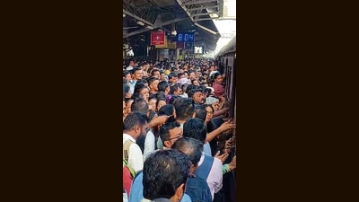 FIR against 3 women commuters for shutting train doors at Badlapur FIR against 3 women commuters for shutting train doors at Badlapur