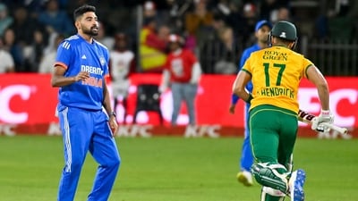 India's Mohammed Siraj (L) watches as South Africa's Reeza Hendricks runs between the wickets (AFP) India's Mohammed Siraj (L) watches as South Africa's Reeza Hendricks runs between the wickets (AFP)