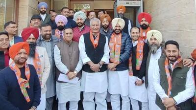 Former Ludhiana councillor Kamaljit Singh Karwal after quitting the Congress and joining the Bharatiya Janata Party in Chandigarh on Wednesday. Punjab BJP chief Sunil Jakhar and state party affairs in-charge Vijay Rupani are also seen. (HT Photo)