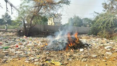 Garbage being burnt in the open at Daulatabad in Gurugram on Wednesday. (Parveen Kumar/HT Photo) Garbage being burnt in the open at Daulatabad in Gurugram on Wednesday. (Parveen Kumar/HT Photo)