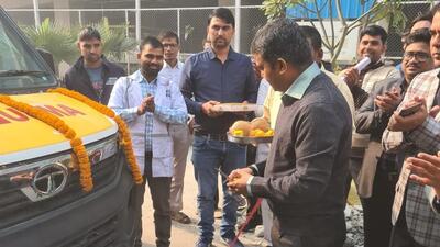 Gautam Budh Nagar district magistrate Manish Kumar Verma on Wednesday showed flagged off the ambulances from the Noida district hospital in Sector 39. (HT Photo) Gautam Budh Nagar district magistrate Manish Kumar Verma on Wednesday showed flagged off the ambulances from the Noida district hospital in Sector 39. (HT Photo)