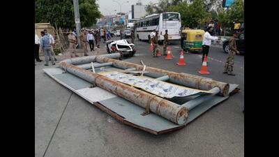 Illegal unipoles often spell trouble for motorists as they may collapse injuring passersby and disrupting traffic. (HT Archive) Illegal unipoles often spell trouble for motorists as they may collapse injuring passersby and disrupting traffic. (HT Archive)