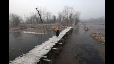 MeT director Mukhtar Ahmad, in an update, said the weather was mainly clear at most places in Jammu and Kashmir. He forecasted mainly dry weather from December 13 to 15 followed by chances of snowfall. (Waseem Andrabi /HT) MeT director Mukhtar Ahmad, in an update, said the weather was mainly clear at most places in Jammu and Kashmir. He forecasted mainly dry weather from December 13 to 15 followed by chances of snowfall. (Waseem Andrabi /HT)