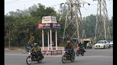 Mohali police had approached the firms to voluntarily set up temporary roundabouts to curb road accidents, but MC took exception to illegal advertisements on the structures. (Ravi Kumar/HT) Mohali police had approached the firms to voluntarily set up temporary roundabouts to curb road accidents, but MC took exception to illegal advertisements on the structures. (Ravi Kumar/HT)