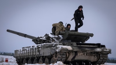 Russia-Ukraine War: Ukrainian soldiers practice on a tank during military training in Ukraine. (AP) Russia-Ukraine War: Ukrainian soldiers practice on a tank during military training in Ukraine. (AP)