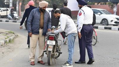 Traffic police issuing a challan in Ludhiana. (Manish/HT) Traffic police issuing a challan in Ludhiana. (Manish/HT)