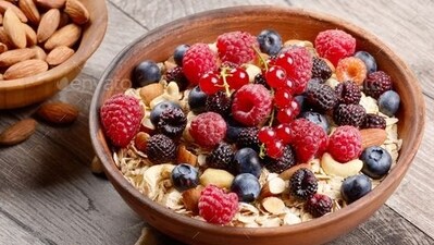 Quercetin-rich foods: Load up on apples, onions, and berries! Quercetin, a natural plant pigment, acts as an antihistamine and reduces inflammation. (Pinterest) Quercetin-rich foods: Load up on apples, onions, and berries! Quercetin, a natural plant pigment, acts as an antihistamine and reduces inflammation. (Pinterest)