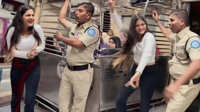 Home guard dancing with a passenger aboard Mumbai local. (Instagram/@saiba__19) Home guard dancing with a passenger aboard Mumbai local. (Instagram/@saiba__19)