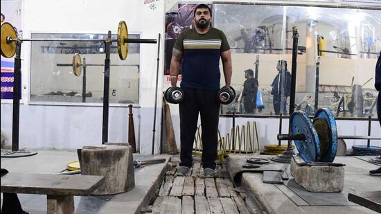 A body builder at Ludhiana Weightlifting Club in Ludhiana. (Manish/HT)