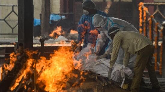 New Delhi, India - April 27, 2021: Relatives of a person who died due to Covid-19 perform the last rites at nigambodh ghat in New Delhi, India, on Tuesday, April 27, 2021. (Photo by Amal KS/ Hindustan Times) (Amal KS/HT PHOTO)