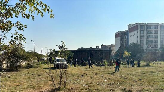 The deserted building, where gangster Karanjit Singh was brought to recover a weapon he had hidden earlier, in the Dhakoli area of Zirakpur town in Mohali district on Wednesday. The gangster tried to flee when he was shot in both legs. (HT Photo)