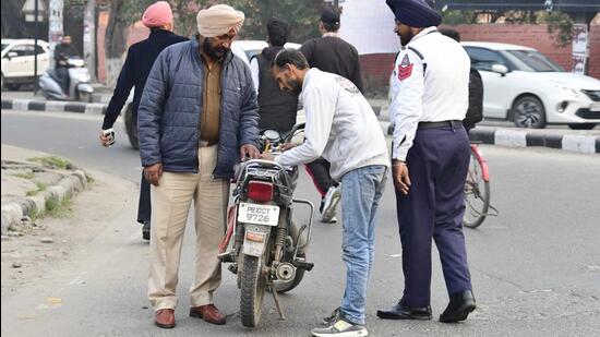 Traffic police issuing a challan in Ludhiana. (Manish/HT)