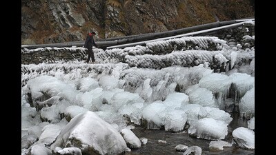 A man transversing through frozen stream in the Darang area of Tangmarg, Baramulla district, on Thursday. (Waseem Andrabi /Hindustan Times) A man transversing through frozen stream in the Darang area of Tangmarg, Baramulla district, on Thursday. (Waseem Andrabi /Hindustan Times)