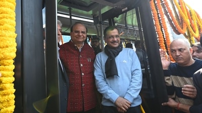 Delhi Lieutenant Governor Vinai Kumar Saxena and Chief Minister Arvind Kejriwal during the flagging off ceremony of 500 new electric buses  (Photo by Arvind Yadav/ Hindustan Times)