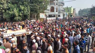 Residents of Aligarh and relatives attending the burial of the woman who died after being injured in the firing at Kotwali police station of Aligarh. (HT Photo) Residents of Aligarh and relatives attending the burial of the woman who died after being injured in the firing at Kotwali police station of Aligarh. (HT Photo)