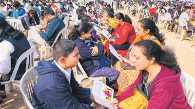 The parents read out a chapter from the Marathi book ‘Nisargacha Nash Karu Naka’ written by Kshipra Shahane for three minutes consecutively. (HT PHOTO) The parents read out a chapter from the Marathi book ‘Nisargacha Nash Karu Naka’ written by Kshipra Shahane for three minutes consecutively. (HT PHOTO)