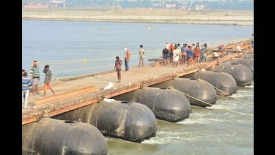 Workers building a pontoon bridge that will interlink different sectors of the Magh Mela-2024 tent city on the banks of Sangam in Prayagraj (HT Photo) Workers building a pontoon bridge that will interlink different sectors of the Magh Mela-2024 tent city on the banks of Sangam in Prayagraj (HT Photo)