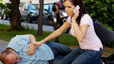 3. If the person loses consciousness and has irregular or no breathing, perform cardiopulmonary resuscitation (CPR) if you are trained to do so. If you are not trained in CPR, the healthcare professional on the phone can guide you through the process. (Shutterstock) 3. If the person loses consciousness and has irregular or no breathing, perform cardiopulmonary resuscitation (CPR) if you are trained to do so. If you are not trained in CPR, the healthcare professional on the phone can guide you through the process. (Shutterstock)