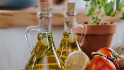 Use healthy fats for cooking and dressings: Include sources like avocados, nuts and olive oil, which provides essential fatty acids and help absorb fat-soluble vitamins. (Pexels) Use healthy fats for cooking and dressings: Include sources like avocados, nuts and olive oil, which provides essential fatty acids and help absorb fat-soluble vitamins. (Pexels)