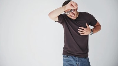 2. If you are experiencing chest pain, sit down and try to stay calm. Stress and panic can worsen the situation. If you have been prescribed medication for chest pain or a heart condition, take it as directed by your doctor. (Freepik) 2. If you are experiencing chest pain, sit down and try to stay calm. Stress and panic can worsen the situation. If you have been prescribed medication for chest pain or a heart condition, take it as directed by your doctor. (Freepik)
