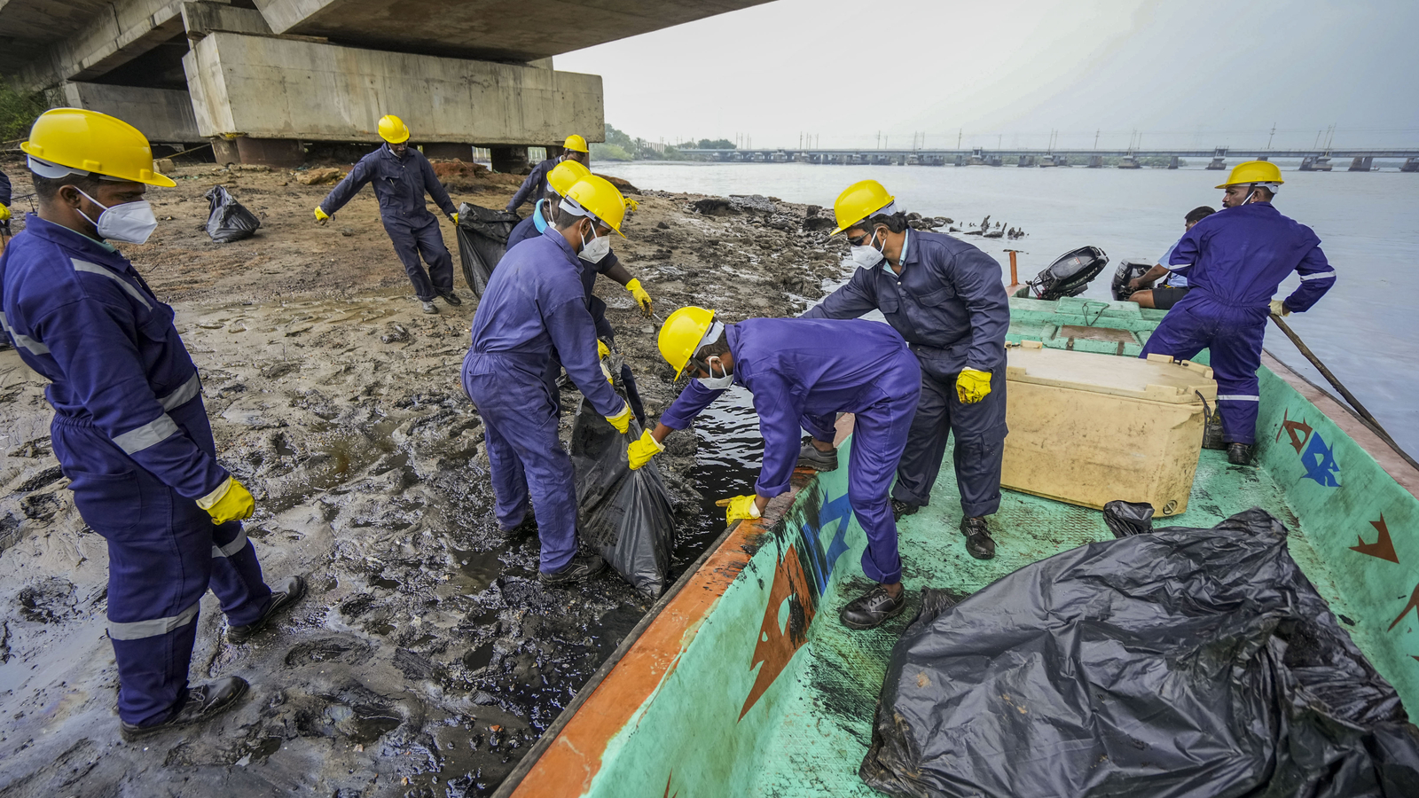 75 Boats, 300 workers engaged in clearing Chennai's Ennore Creek oil spill | Latest News India - Vimarsana News