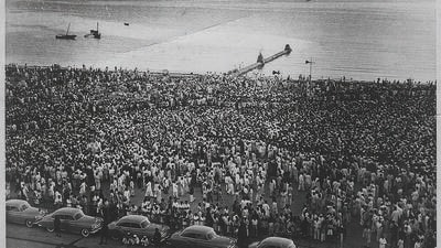 A large crowd at Chowpatty in Mumbai mourns the death of Sardar Patel. (HT Archive)