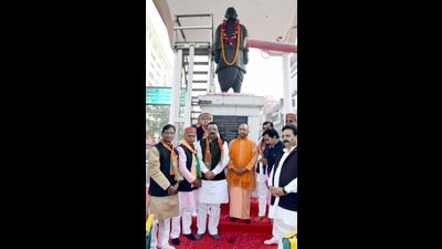 Chief minister Yogi Adityanath paid tribute to Sardar Vallabhbhai Patel, in Varanasi on Friday. (HT Photo)