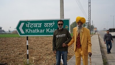 Khushwant singh was joined by legendary marathon runner Fauja Singh, 112, on the last day of his walk. (HT photo) Khushwant singh was joined by legendary marathon runner Fauja Singh, 112, on the last day of his walk. (HT photo)