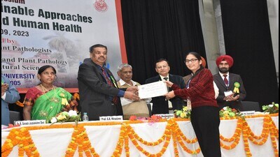 Mohitpreet Kaur being awarded with the Dr SS Chahal Best Master’s Thesis Award. (HT)